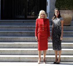 Su Majestad la Reina, acompañada de la Primera Dama de los Estados Unidos de América, Dra. Jill Biden