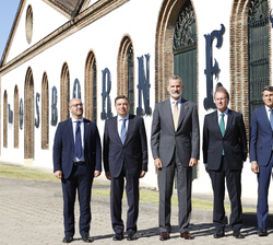 Fotografía de grupo de Su Majestad el Rey con las autoridades y el presidente del Grupo Osborne