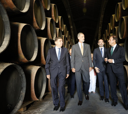 Su Majestad el Rey recorre la bodega “El Tiro” del Grupo Osborne