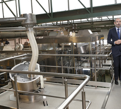 Don Felipe recorre la planta de embotellado