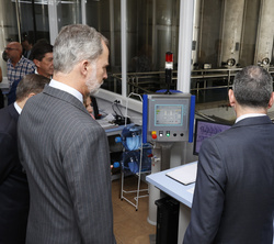 Su Majestad el Rey en la sala de Control de Calidad