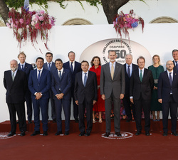 Fotografía de grupo de Su Majestad el Rey con las autoridades y el Consejo de Administración del Grupo Osborne