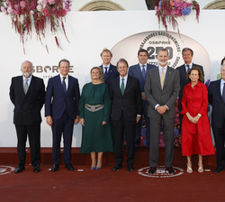 Fotografía de grupo de Su Majestad el Rey con el Consejo de Administración del Grupo Osborne