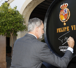 Su Majestad el Rey firma en una bota de vino conmemorativa del 250 aniversario de Osborne
