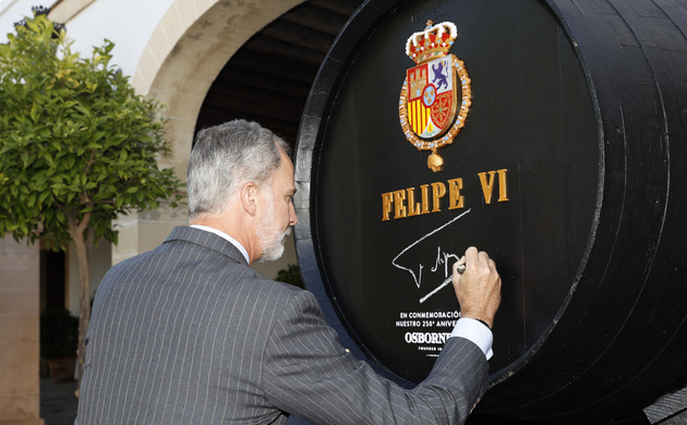 Su Majestad el Rey firma en una bota de vino conmemorativa del 250 aniversario de Osborne