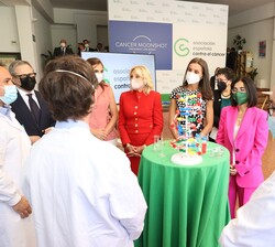 Su Majestad la Reina, junto a la Primera Dama de los Estados Unidos de América, Dra. Jill Biden, durante su encuentro con profesionales