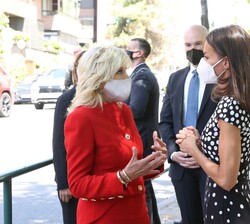 Su Majestad la Reina despide a la Primera Dama de los Estados Unidos de América, Dra. Jill Biden, finalizada su vista a las instalaciones de la AECC
