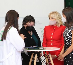 Su Majestad la Reina, junto a la Primera Dama de los Estados Unidos de América, Dra. Jill Biden, atemtas a las explicaciones durante su recorrido por 