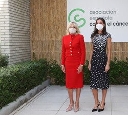 Su Majestad la Reina, acompañada de la Primera Dama de los Estados Unidos de América, Dra. Jill Biden, a su llegada a la sede de la Asociación Español