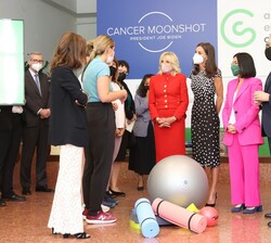 Su Majestad la Reina y la Primera Dama de los Estados Unidos de América, Dra. Jill Biden, durante la presentación del programa de ejercicio físico onc