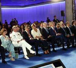 Su Majestad el Rey ocupa su lugar en la primera fila de asientos, a su lado, el vicesecretario general de la OTAN, Mircea Geoana y el presidente del R