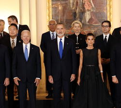 Fotografíka de familia de Sus Majestades los Reyes con los jefes de Estado y de Gobierno en el Salón de Alabarderos
