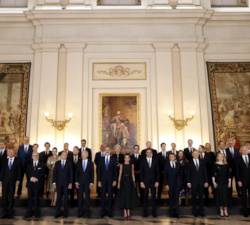 Fotografía de grupo de Sus Majestades los Reyes con los jefes de Estado y de Gobierno asistentes a la cena ofrecida con motivo de la 32ª Cumbre de la 