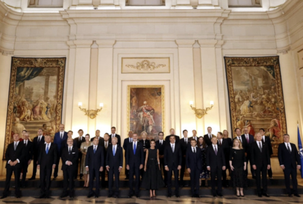 Fotografía de grupo de Sus Majestades los Reyes con los jefes de Estado y de Gobierno asistentes a la cena ofrecida con motivo de la 32ª Cumbre de la 