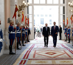 Su Majestad el Rey y el Presidente Biden se dirigen a la escalera de Embajadores