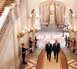 Su Majestad el Rey y el Presidente Biden en la escalera de Embajadores, conversan camino del Salón de Columnas