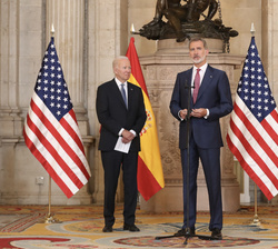 Don Felipe y el Presidente Biden en el Salón de Columnas del Palacio Real de Madrid