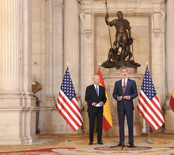 Don Felipe y el Presidente Biden en el Salón de Columnas del Palacio Real de Madrid