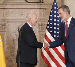 Saludo de Don Felipe al Presidente Biden tras sus intervenciones