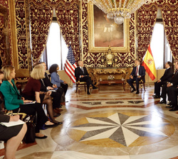 Su Majestad el Rey durante el encuentro que mantuvo con el Presidente de los Estados Unidos de América, Su Excelencia Joseph R.Biden Jr, acompañados d