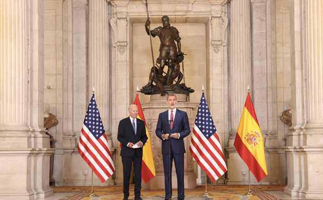 Don Felipe y el Presidente Biden en el Salón de Columnas del Palacio Real de Madrid