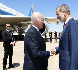 Su Majestad el Rey recibe el saludo del Presidente de los Estados Unidos de América, Su Esxcelencia Joseph R. Biden Jr. a su llegada a la Base Aérea d