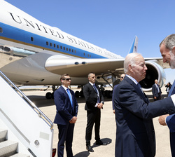 Su Majestad el Rey recibe el afectuoso saludo del Presidente de los Estados Unidos de América, Su Excelencia Joseph R. Biden Jr. a su llegada a la Bas