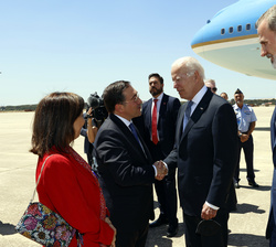 El ministro de Asuntos Exteriores, Unión Europea y Cooperación, José Manuel Albares recibe el saludo del Presidente de los Estados Unidos de América, 