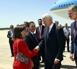 La ministra de Defensa, Margarita Robles, recibe el saludo del Presidente de los Estados Unidos de América, Su Excelencia Joseph R. Biden Jr. a su lle