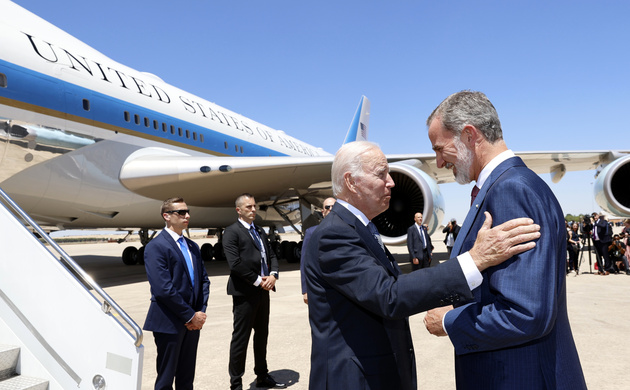 Su Majestad el Rey recibe el afectuoso saludo del Presidente de los Estados Unidos de América, Su Excelencia Joseph R. Biden Jr. a su llegada a la Bas