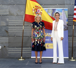 Su Majestad la Reina junto a la Dra. Jill Biden, a su lllegada a CREADE
