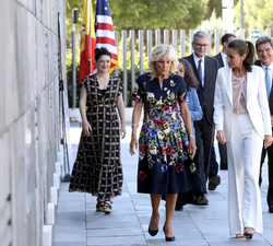 Doña Letizia y la Dra. Jill Biden se dirigen al interior de CREADE