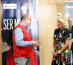 Doña Letizia y la Dra. Jill Biden dujrante su paso por el expositor de Cruz Roja