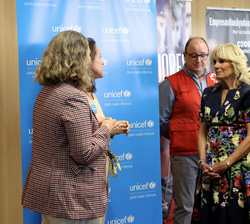 Doña Letizia y la Dra. Jill Biden en el expositor de UNICEF