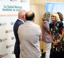 Doña Letizia y la Dra. Jill Biden en el expositor de Confederación Salud Mental Española