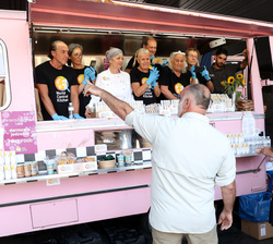 Doña Letizia y la Dra. Jill Biden junto al fundador y colaboradores de World Central Kitchen