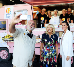 El chef José Andrés realiza un selfie con Doña Letizia y la Dra. Jill Biden y sus colaboradores de World Central Kitchen
