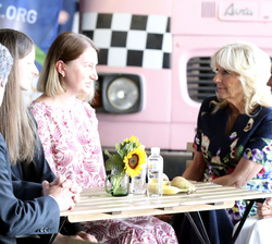 Doña Letizia y la Dra. Jill Biden durante su encuentro con familias de Leganén