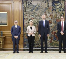 Don Felipe junto a la Sra. Ursula Von Der Leyen, al secretario de Estado para la Unión Europea, Pascual Ignacio Navarro Ríos; al jefe de Gabinete de l