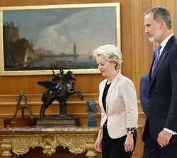 Don Felipe y la Sra. Ursula Von Der Leyen se dirigen al despacho del Rey para la audiencia