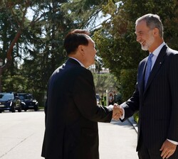 Don Felipe recibe el saludo del Presidente de la República de Corea, Yoon Suk Yeol, a su llegada al Palacio de La Zarzuela