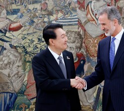 El Rey y el Presidente de la República de Corea, Yoon Suk Yeol, momentos antes del encuentro mantenido en el Palacio de La Zarzuela
