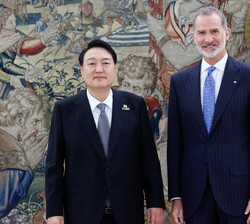 Don Felipe junto al Presidente de la República de Corea, Yoon Suk Yeol