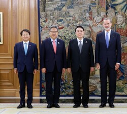 El Rey junto al Presidente de Corea, Yoon Suk Yeol; al ministro de Asuntos Exteriores de Corea, Park Jin; subsecretario de Asuntos Exteriores, Unión E
