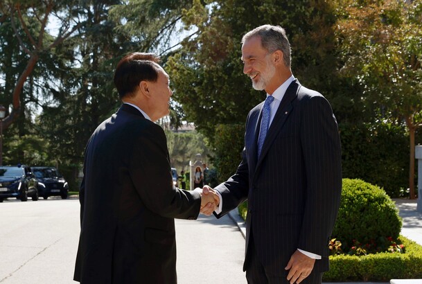 Don Felipe recibe el saludo del Presidente de la República de Corea, Yoon Suk Yeol, a su llegada al Palacio de La Zarzuela