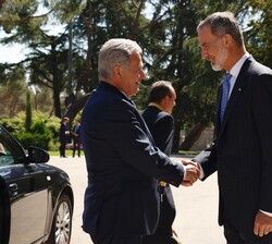 Su Majestad el Rey recibe el saludo del Presidente de la República de Finlandia, Sauli Väinämö Niinistö, a su llegada al Palacio de La Zarzuela