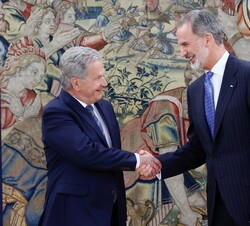 El Rey y el Presidente de la República de Finlandia, Sauli Väinämö Niinistö, se saludan antes del encuentro mantenido en el Palacio de La Zarzuela