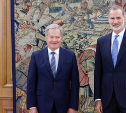 Su Majestad el Rey junto al Presidente de la República de Finlandia, Sauli Väinämö Niinistö
