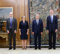 El Rey el Presidente de Finlandia, Sauli Väinämö Niinistö; el secretario de Estado para la UE, Pascual Ignacio Navarro Ríos; la embajadora de Finlandi
