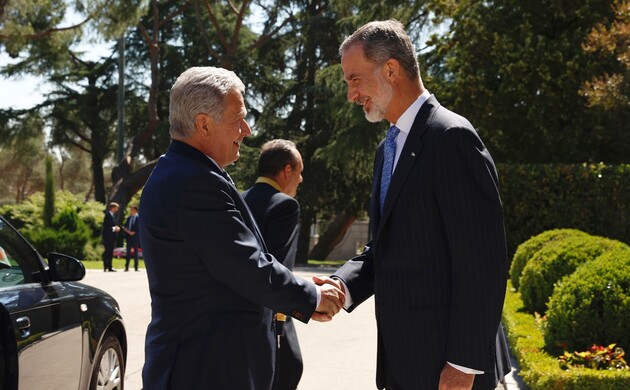 Su Majestad el Rey recibe el saludo del Presidente de la República de Finlandia, Sauli Väinämö Niinistö, a su llegada al Palacio de La Zarzuela